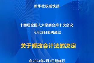 航班延误，斯卢茨基婉拒去贵宾室休息：谢谢，我想和队员们在一起